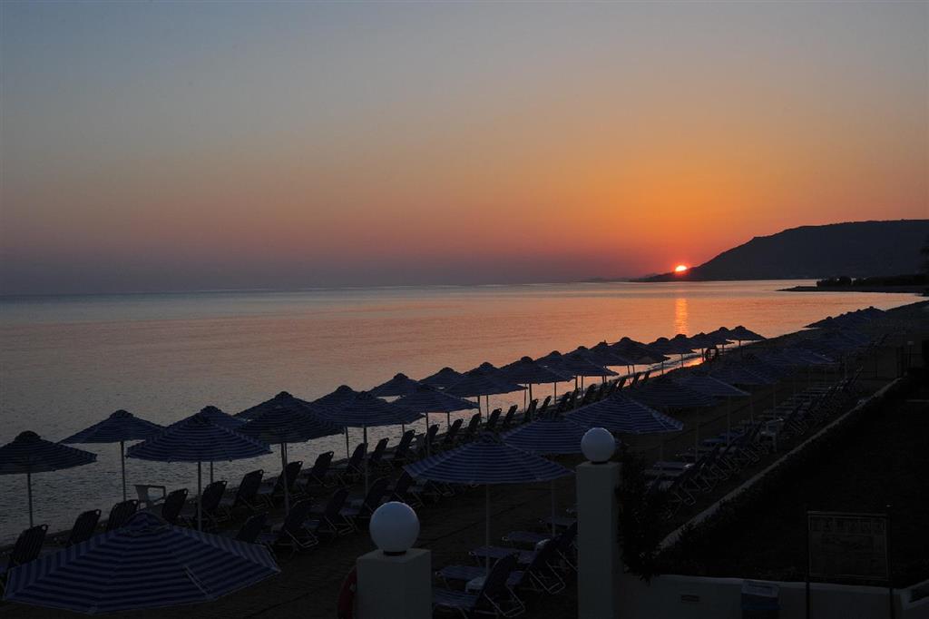 Hotel Hydramis Palace-pláž pri západe slnka-letecký zájazd CK Turancar-Kréta-Kavros