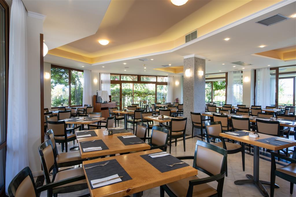 Hotel Hydramis Palace-reštaurácia-letecký zájazd CK Turancar-Kréta-Kavros
