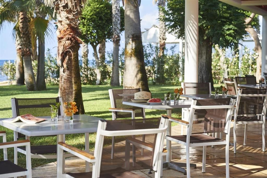 Louis Phaeton Beach - bar pri pláži - letecký zájazd CK Turancar - Cyprus, Paphos