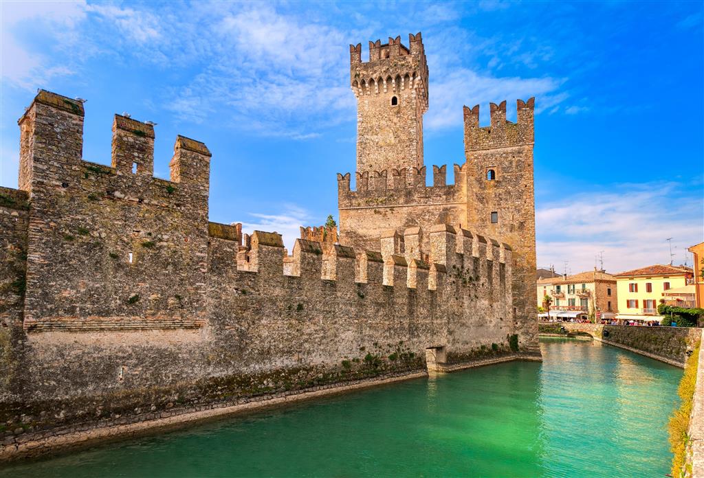 CK Turancar, autobusový poznávací zájazd, Okruh severným Talianskom, Sirmione, hrad Scalinger