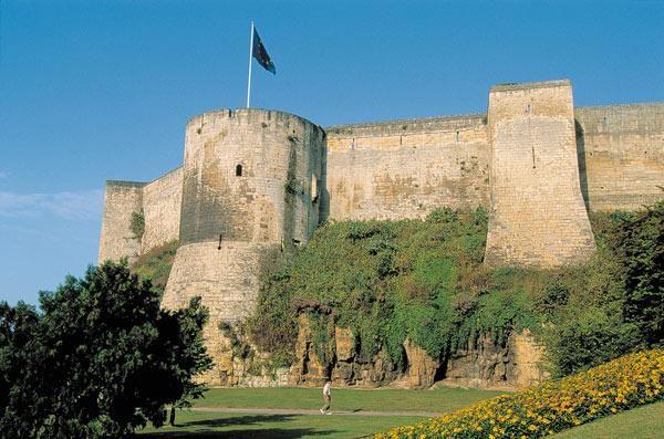 CK Turancar, autobusový poznávací zájazd, Normandia a Bretónsko, hrad Caen