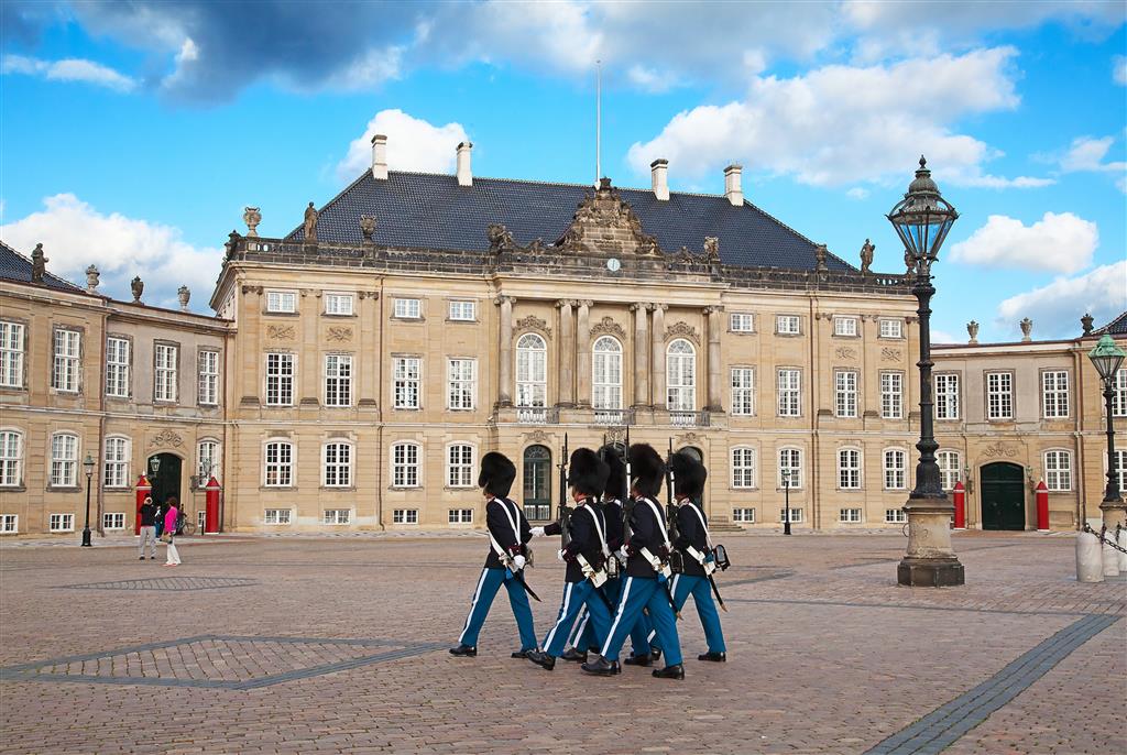 CK Turancar, autobusový poznávací zájazd, Škandinávsky okruh, Dánsko, Kodaň, výmena stráží pri Amalienborg