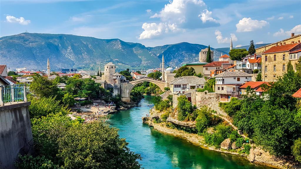 CK Turancar, autobusový poznávací zájazd, Balkán, Bosna a Hercegovina, Mostar, starý most a panoráma mesta