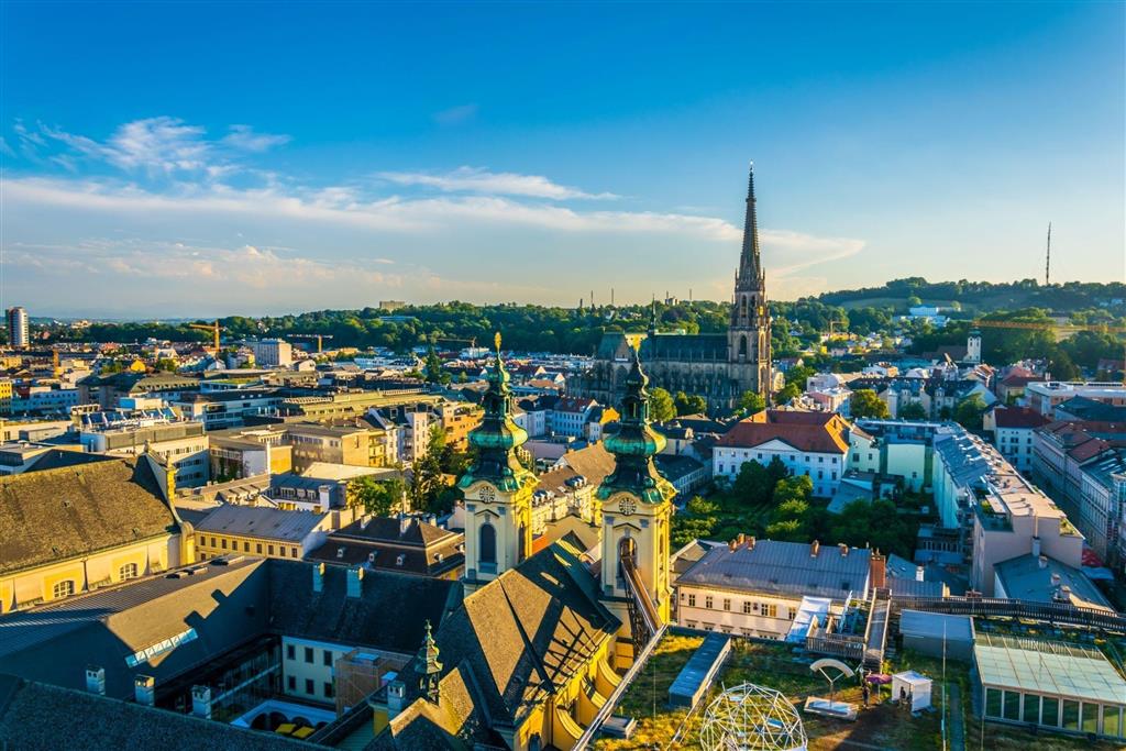 CK Turancar, autobusový poznávací zájazd, Česko a Rakúsko, Linz, panoráma mesta s katedrálou