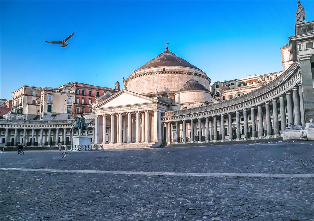 CK Turancar, Letecký poznávací zájazd, Kampánia a čarovný ostrov Capri, Neapol, Piazza del Plebiscito