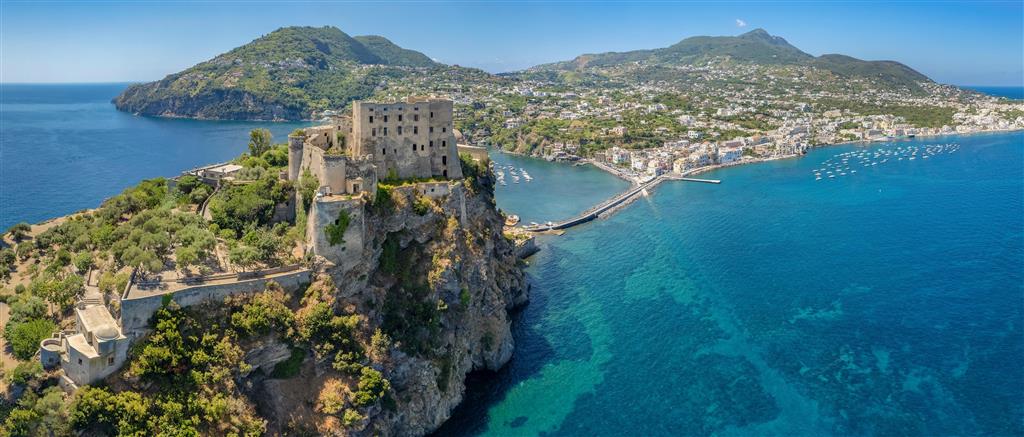 CK Turancar, Letecký poznávací zájazd, Kampánia a zázračná Ischia, Aragonský hrad