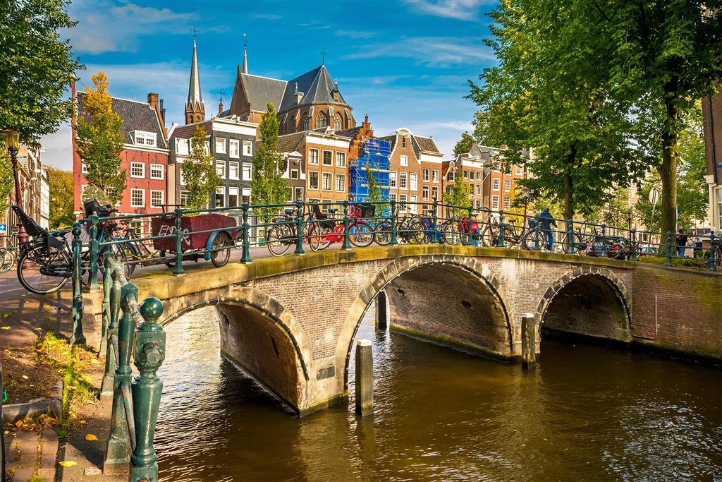 CK Turancar, Letecký poznávací zájazd, Holandská tulipánová cesta, Amsterdam - grachty