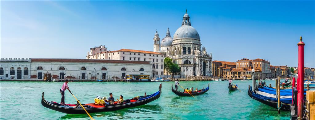 CK Turancar, Letecký poznávací zájazd, Taliansko, Karnevalové Benátky a výlet do Padovy, Gondolas on Canal Grande