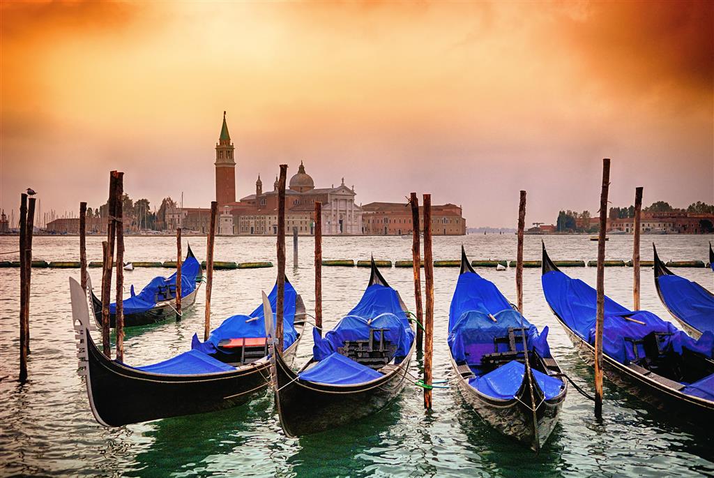CK Turancar, Letecký poznávací zájazd, Taliansko, Karnevalové Benátky a výlet do Padovy, gondolas